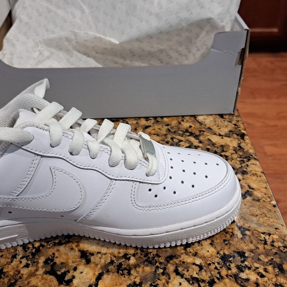 Air Force 1 tennis shoes